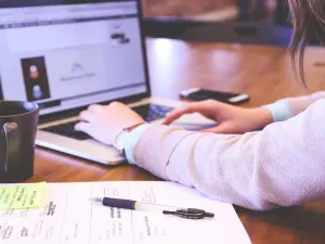  النساء اللاتي يعملن لاكثر من 9 ساعات يصبن بالاكتئاب