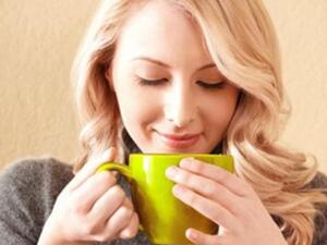 إختاري الماء أو المشروبات العشبية الدافئة بدلا من المشروبات الغازية  التي تحتوي على سعرات حرارية فارغة