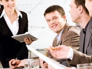 يتحدث معك عن فتيات أخريات.

