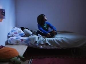 طفلة تشعر بالخوف من الظلام 