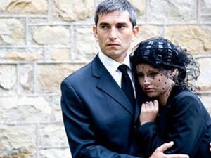 صورة تعبيرية لأشخاص يودعون شخصا عزيزا 