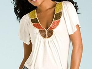 فتاة تعرض ملايس صيفية