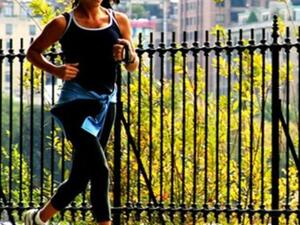 سيدة تقوم بالتريض في متنفس طبيعي 