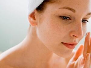 كيف تؤثر الهرمونات على بشرتك؟