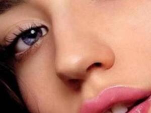 خطوتان للحصول على شفاه رطبة وجذابة