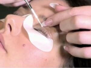 كيف تحصلي على  رموش ملتفة دائمة؟