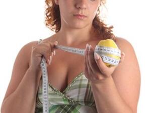 فتاة تفكر في اتباع حمية لانقاص الوزن