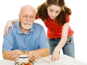 صورة تعبيرية لرجل كبير في السن يعاني من الخرف 