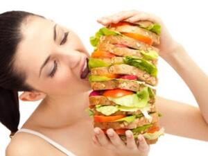 صورة تعبيرية للافراط في الاكل