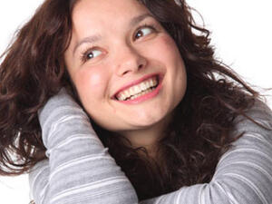 صورة تعبيرية لسيدة سعيدة