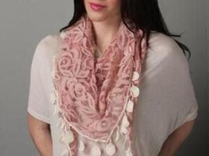 وشاح باللون الوردي