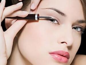 حاولي اختيار ألوان محايدة لظلال العيون بحيث تبدو العيون رقيقة