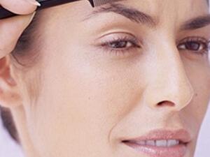 يمكنك الاستعانة بفرشاة الحواجب لترتيبها دون نزع الشعر