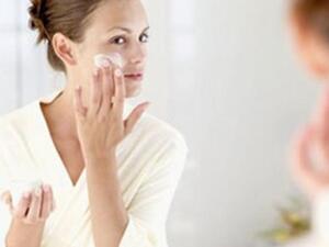 تنظيف الوجه بعناية للتخلص من آثار الماكياج 