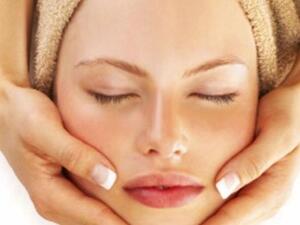 فوائد تدليك الوجه الصحية والجمالية