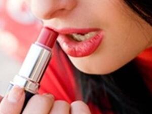 الاحمر البرتقالي يناسب ذوات البشرة الزيتونية