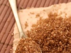 السكر البني مقشر طبيعي ولطيف للبشرة