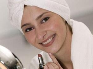 إذا كانت شفتاك مكتنزتين فلا تملئيهما باللون ولكن حددي خطوطها أولاً بالقلم 