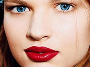 الأحمر الكرزي للشفاه هو لون الموسم