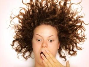 تعاني العديد من الفتيات من مشكلة جفاف وهشاشة الشعر تعاني العديد من الفتيات من مشكلة جفاف وهشاشة الشعر