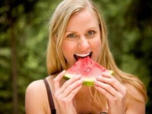 ماذا نأكل للحصول على بشرة نقية وصحية طوال العام؟