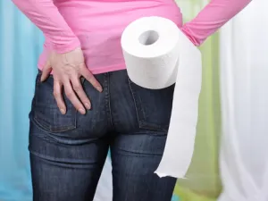 يجب على الشخص الذي يشعر بأعراض البواسير مراجعة الطبيب فورًا 