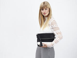 ارتدي قطع أزياء مخططة بالطول سواء بناطيل أو فساتين أو معاطف