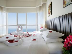 احتفل بعيد الحب في رمادا عجمان