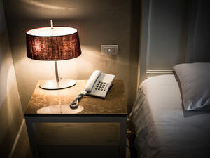 الغرف العادية في الفنادق عادةً أقذر من المنزل أو المدرسة

وُجد أن أجهزة الهاتف مليئة بالبكتيريا، فالناس تلمسها كثيراً