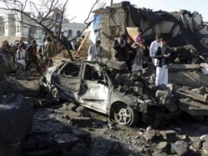 سيارة دمرتها الغارات على مواقع حوثية 