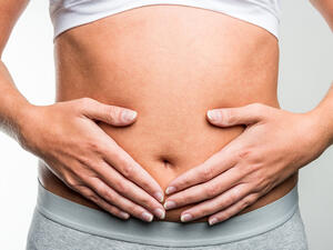 تناول وجبات ذات سُعرات حراريّة أقلّ بحيث تكون نباتيّة بشكلٍ أساسيّ