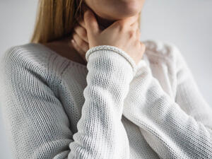 يمكن علاج قصور الدرقية بالليفوثيروكسين المصنع ويتم تعديل الجرعة حسب الأعراض