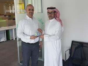 Salah Jalal, Zain Bahrain Acting Director of Technology, receiving an award from Nutanix.jp.