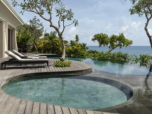 منتجع فورسيزونز بالي في جيمباران باي الأيقوني