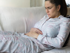 يبدأ التهاب الحوض عادة على شكل مرض منقول جنسياً يصيب عنق الرحم،