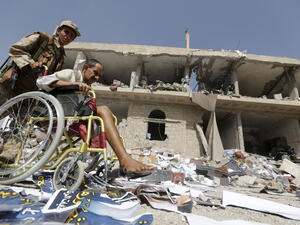 "قصف الطيران وزراعة الألغام وخصوصا في مدينة تعز جنوب اليمن تخلف يوميا عشرات المعاقين"