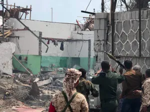 Yemeni men and security forces inspect the site of a suicide bombing in the southern port city of Aden, on November 5, 2017. (AFP/File)