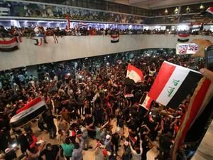 Thousands of Iraqi protesters invaded the main session hall of the parliament in Baghdad on April 30, 2016. (AFP/Haidar Mohammed Ali)