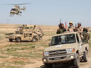 طائرة حربية تابعة للتحالف الدولي، وجهت خلال تواجد عناصر التنظيم مع المحتجزين، صاروخين للموقع