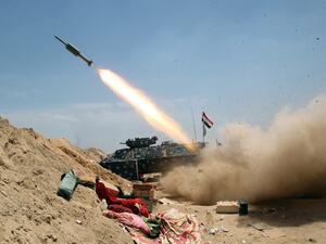 Iraqi government forces fire a rocket near al-Sejar village, north-east of Fallujah, on May 26, 2016, as they take part in a major assault to retake the city from Daesh. (AFP/Ahmad al-Rubaye)