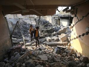 Iraqis inspect the damage at a site in the Hamam al-Alil area, about 14 kilometers from the southern outskirts of Mosul, on November 7, 2016. (AFP/Ahmad al-Rubaye)