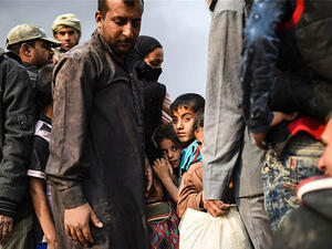 Iraqi families displaced by the ongoing operation by Iraqi forces to retake the city of Mosul from Daesh gather in an area near Qayyarah. (AFP)