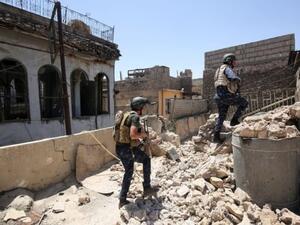 Iraqi forces on the roof of a house on the front line in the old city of western Mosul. (AFP)