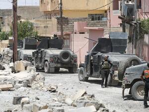 Iraqi Counter-Terrorism Services (CTS) advance in west Mosul's al-Saha neighbourhood on May 29, 2017 during their ongoing battle to retake the city from Islamic State (IS) group fighters. (Karim Sahib/AFP)