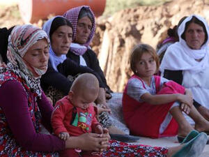Iraqi Yazidis, who fled their homes when Daesh militants attacked the town of Sinjar, gather inside a building under construction where they found refuge on August 10, 2014. (AFP/Ahmad Al-Rubaye)