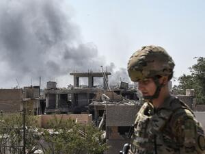 A US soldier advising Iraqi forces is seen in the city of Mosul on June 21, 2017, during the ongoing offensive by Iraqi troops to retake the last district still held by Daesh. (Mohamed El-Shahed/AFP)
