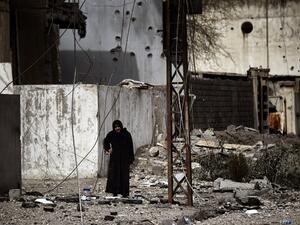 An elderly Iraqi woman stands in the middle of the street as Iraqi forces advance inside Mosul during fighting against Daesh on March 8, 2017. (AFP/Aris Messinis)
