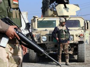 Iraqi soldiers monitor a checkpoint east of Baghdad on January 6, 2014. (AFP/Ali Al-Saadi)