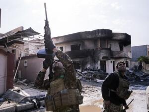 An Iraqi special forces Counter Terrorism Service (CTS) member shoots at a drone flown by Daesh in Mosul's al-Rifaq neighborhood on January 8, 2017. (AFP/Dimitar Dilkoff)