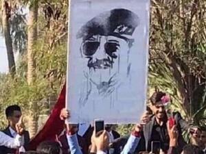طلبة يرفعون صورة الرئيس العراقي الراحل صدام حسين 